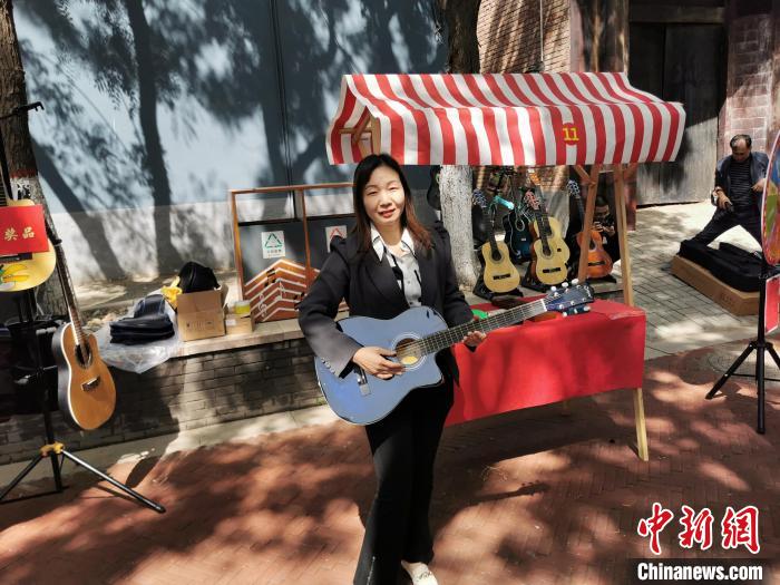 工作人員現(xiàn)場演奏樂器。　王鵬 攝