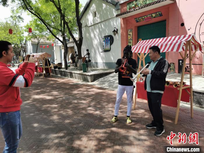 烏干達友人現(xiàn)場學習吹小號?！⊥貔i 攝