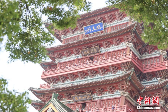 資料圖：圖為綠樹(shù)掩映之下的滕王閣。劉力鑫 攝