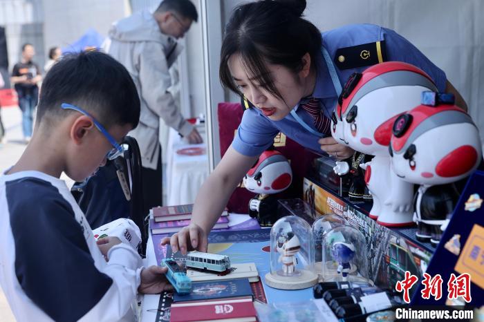 圖為“文物·創(chuàng)意·生活——2023年北京博物館文創(chuàng)市集”?！?lt;a target='_blank' href='/'>中新社</a>記者 易海菲 攝