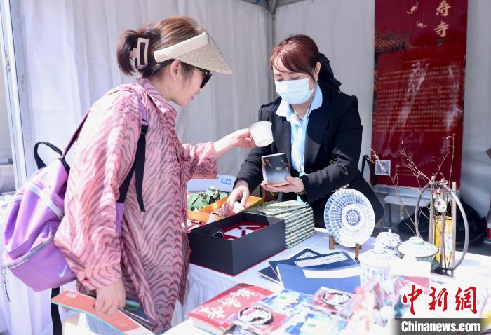 圖為“文物·創(chuàng)意·生活——2023年北京博物館文創(chuàng)市集”?！?lt;a target='_blank' href='/'>中新社</a>記者 易海菲 攝