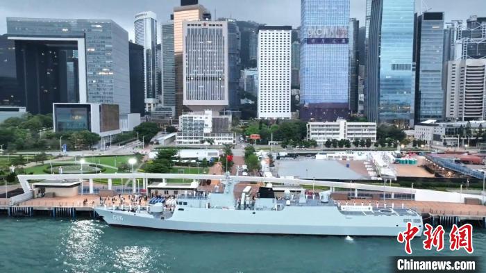 5月1日，駐港部隊(duì)香港島中區(qū)軍用碼頭組織升國旗儀式?！●v港部隊(duì)公眾號視頻截圖 攝