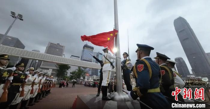 5月1日，駐港部隊(duì)香港島中區(qū)軍用碼頭組織升國旗儀式。　駐港部隊(duì)公眾號視頻截圖 攝
