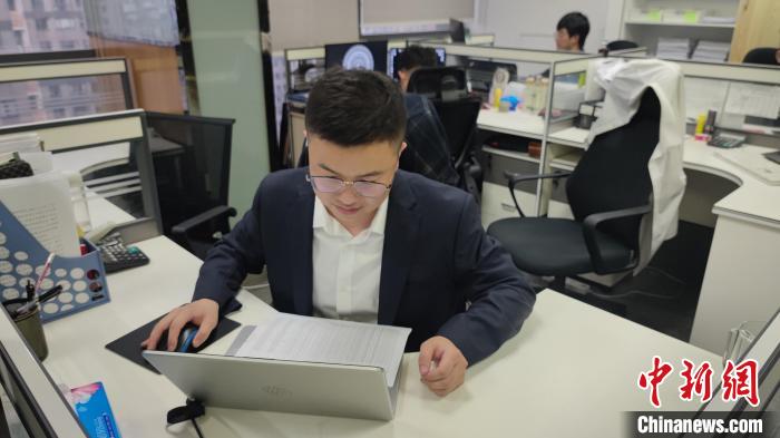 錢(qián)盛鵬在電腦前整理物資信息?！∴嚦?攝
