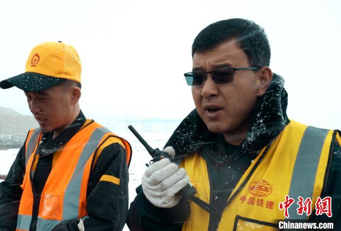 高錢勝在現(xiàn)場調(diào)度?！≈需F十二局供圖