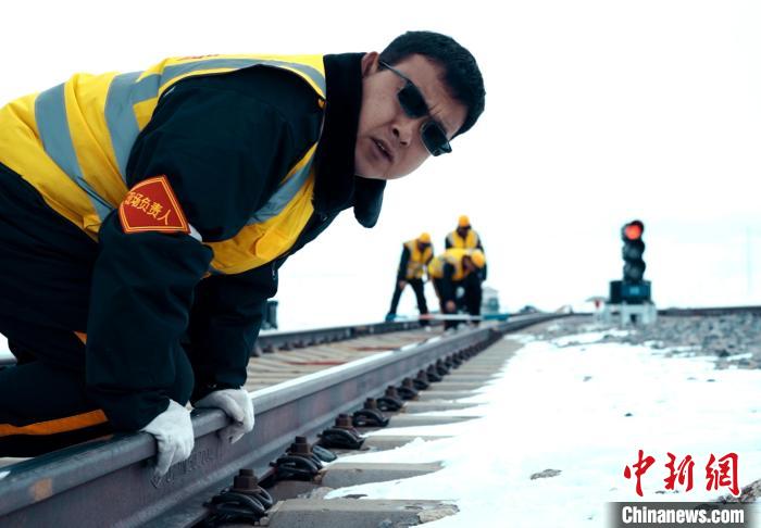 高錢勝檢查線路病害?！≈需F十二局供圖