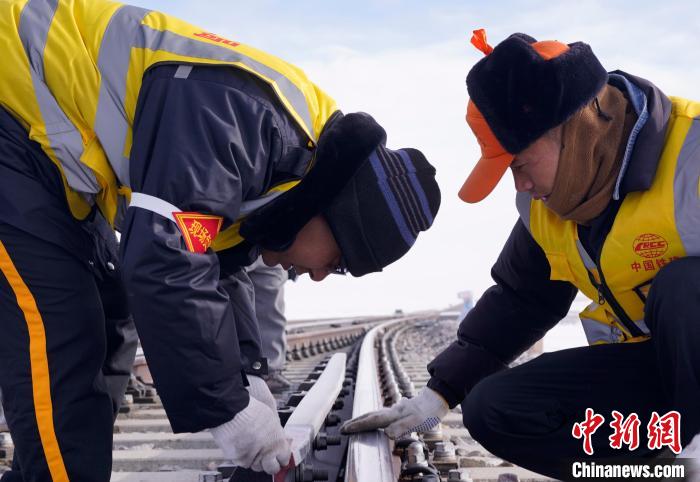 高錢勝(圖左)跟班作業(yè)?！≈需F十二局供圖