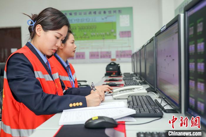 信號工黃慧雯和李思麗進行值班作業(yè)。　牛霞 攝