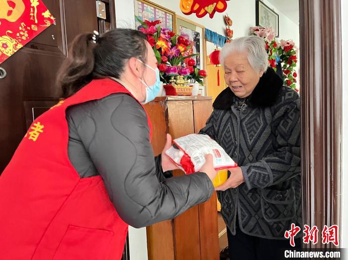 洪盼盼上門看望老人。　莊源供圖