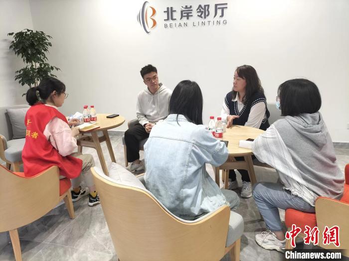 洪盼盼(右二)召開工作會(huì)議。　莊源供圖