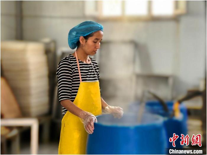 海日妮薩？麥麥提托合提在接煮好的豆?jié){?！±顣喳?攝