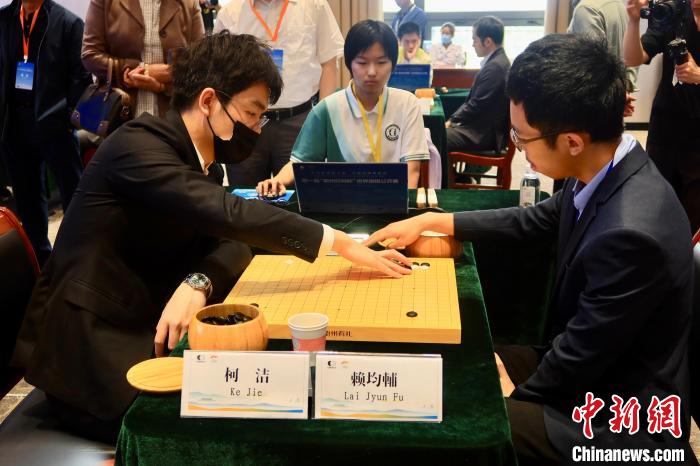 5月5日，大陸圍棋選手柯潔與臺(tái)灣棋手賴均輔對(duì)弈?！《做?攝