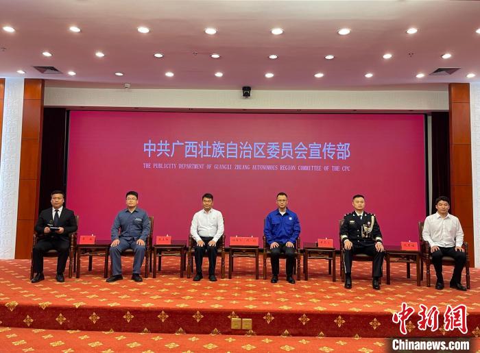 中國(guó)新能源汽車“出?！北澈蟮那啻毫α? style=