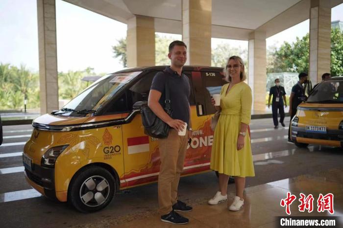 上汽通用五菱生產(chǎn)的新能源汽車服務(wù)印尼G20峰會(huì)?！∈茉L者供圖