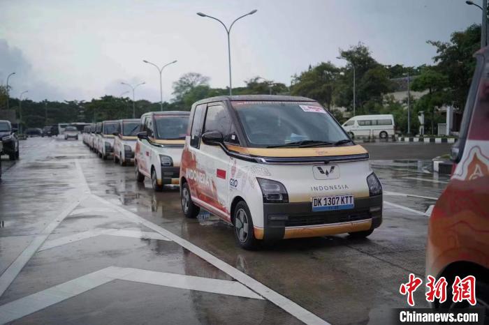 上汽通用五菱生產(chǎn)的新能源汽車服務(wù)印尼G20峰會(huì)。　受訪者供圖