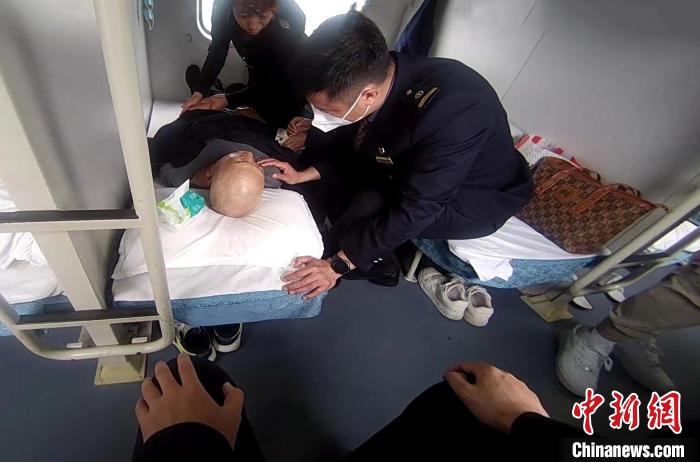 列車員對(duì)老人進(jìn)行緊急救助?！」F提供