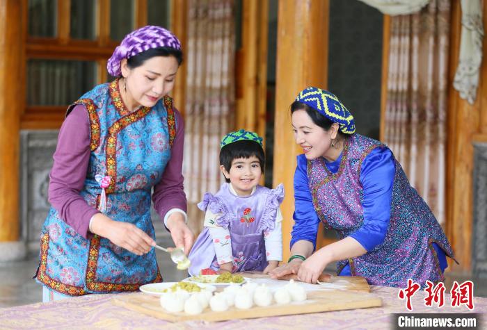 2022年5月25日，保安族村民制作麥穗包子。(資料圖) 高展 攝