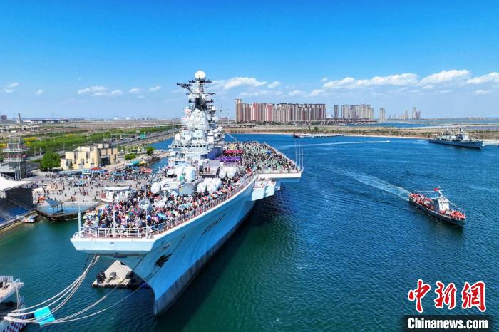 “五一”假期，游客在天津泰達航母主題公園游玩?！≠∮?攝