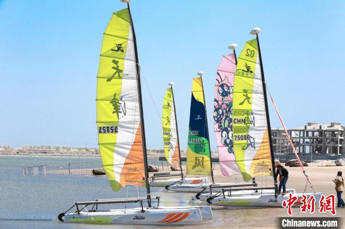 “五一”假期，濱海新區(qū)起云灣時尚運動沙灘水上運動吸睛無數(shù)?！√旖蚴畜w育局供圖