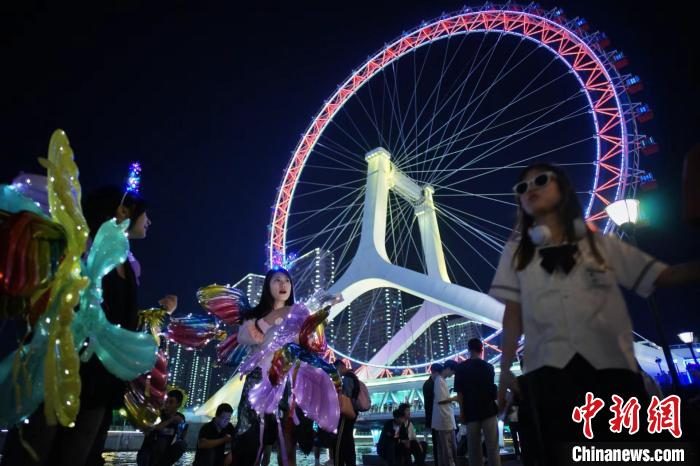 “五一”假期，作為天津游覽海河景觀帶網(wǎng)紅地標之一的天津之眼摩天輪“新裝亮相”，吸引了游客前來打卡?！≠∮?攝