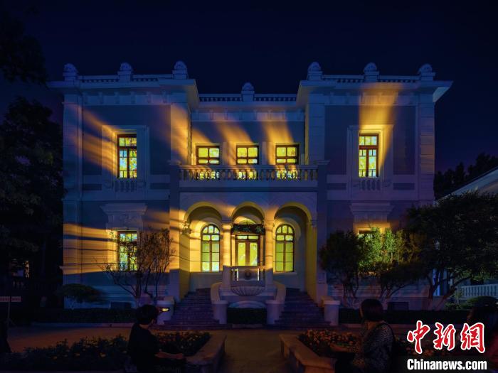 “五一”假期，位于天津市意風區(qū)的梁啟超故居紀念館建筑外墻開啟燈光秀表演?！√旖蛄簡⒊o念館供圖