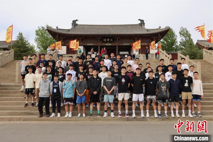 比賽結(jié)束后，兩岸學(xué)生參訪高平炎帝陵?！≈鬓k方供圖