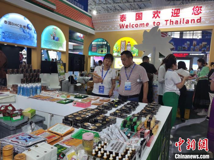 博覽會上的商品琳瑯滿目?！∠蛞基i 攝