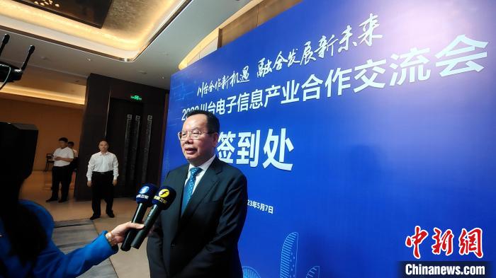 全國(guó)臺(tái)企聯(lián)常務(wù)副會(huì)長(zhǎng)、宸展光電獨(dú)立董事吳家瑩接受媒體采訪?！罘?攝