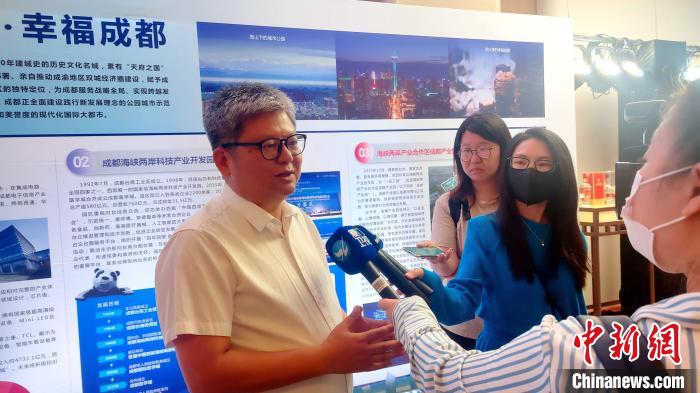 與會(huì)臺(tái)商接受媒體采訪?！罘?攝