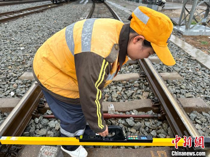 圖為毛康莉在檢查鋼軌?！「咝怯?攝