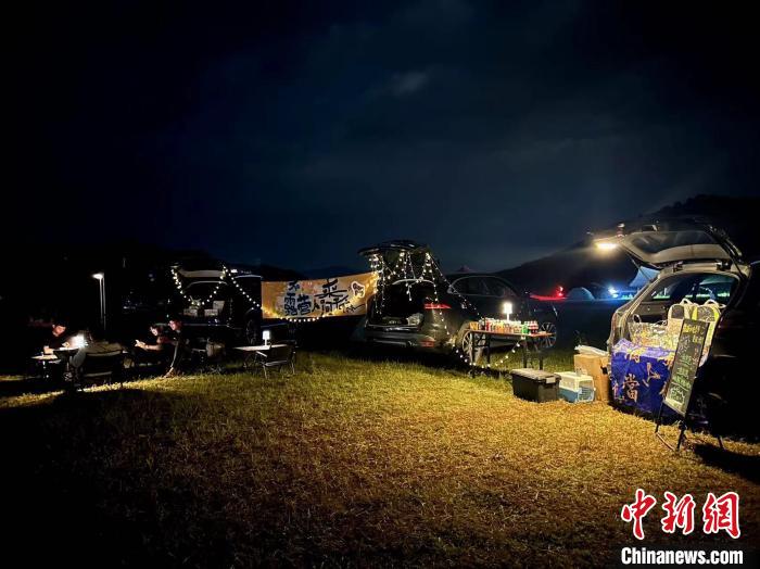 露營節(jié)夜色中的后備箱集市。　古田縣融媒體中心 供圖
