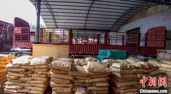 圖為查獲的易制毒化學(xué)品?！☆殿厵z站供圖