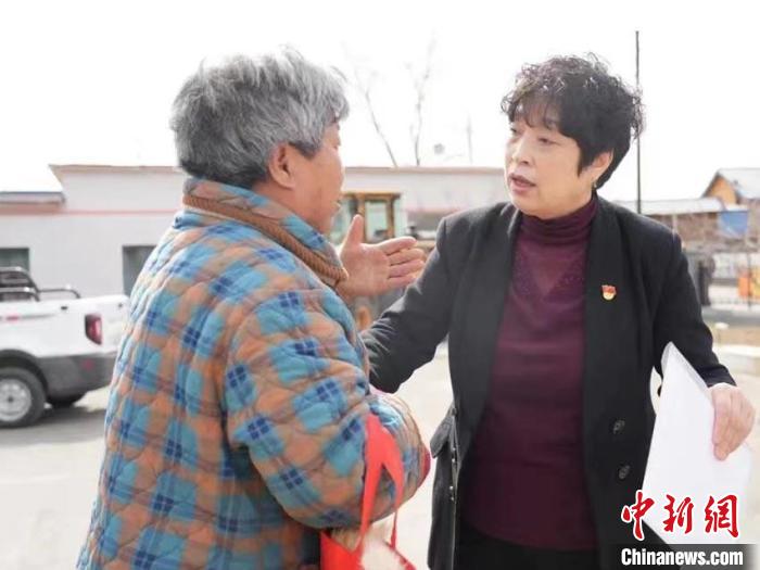 金珍玉正在為“銀發(fā)族”講解法律知識?！∈茉L者供圖