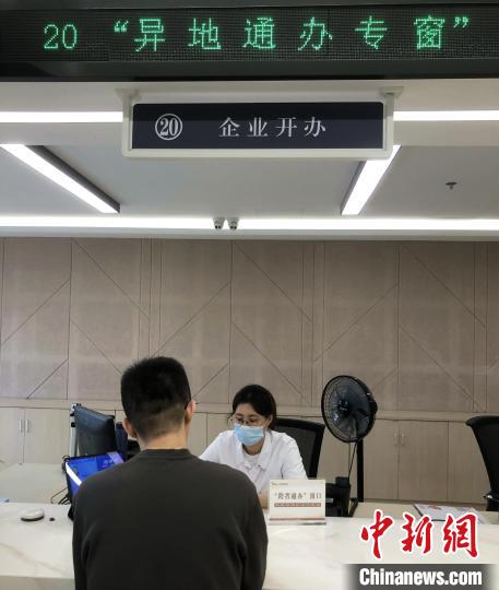 業(yè)務(wù)辦理現(xiàn)場(chǎng)。　方舟供圖