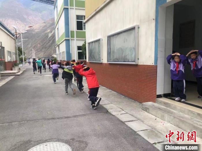 地震預(yù)警聯(lián)合演練現(xiàn)場。　成都高新減災(zāi)研究所 攝