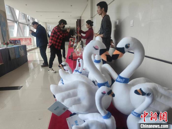 圖為新聞發(fā)布會現(xiàn)場展示的天鵝文創(chuàng)產品等。　楊大勇 攝