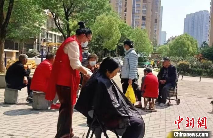 趙書(shū)娜帶領(lǐng)團(tuán)隊(duì)到社區(qū)為孤寡老人理發(fā)、洗腳、打掃衛(wèi)生等提供多項(xiàng)服務(wù)?！抢^良供圖