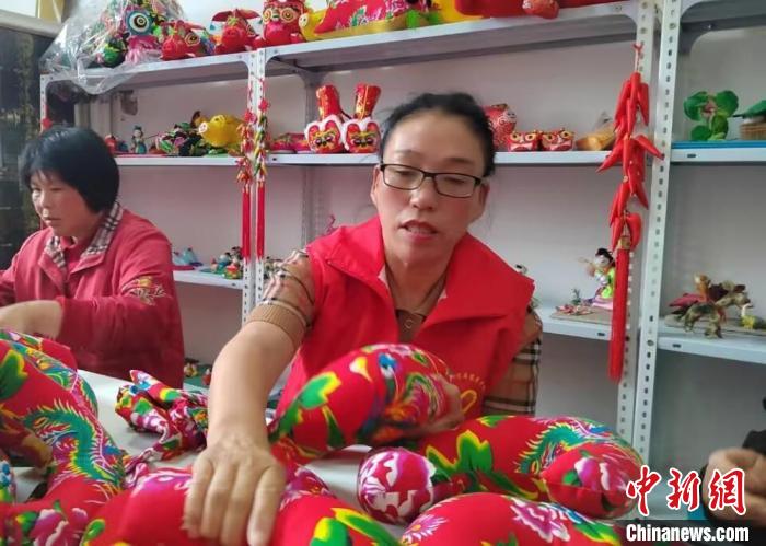 趙書(shū)娜是鼓樓區(qū)級(jí)非遺香包制作工藝傳承人?！≈熘靖?攝