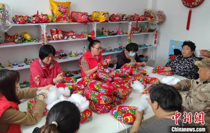 在繼良?xì)埣踩酥?，他們通過(guò)招募?xì)埣踩?，傳授香包制作工藝，增加殘疾人收入?！≈熘靖?攝