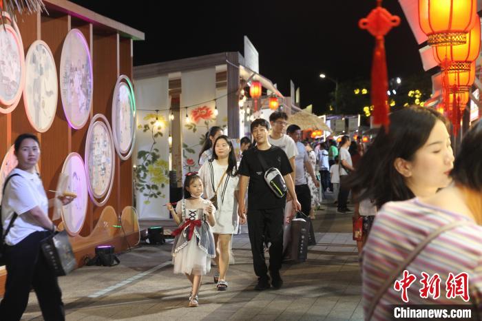 圖為市民游客在?？诠棚L(fēng)市集游玩?！堅潞?攝