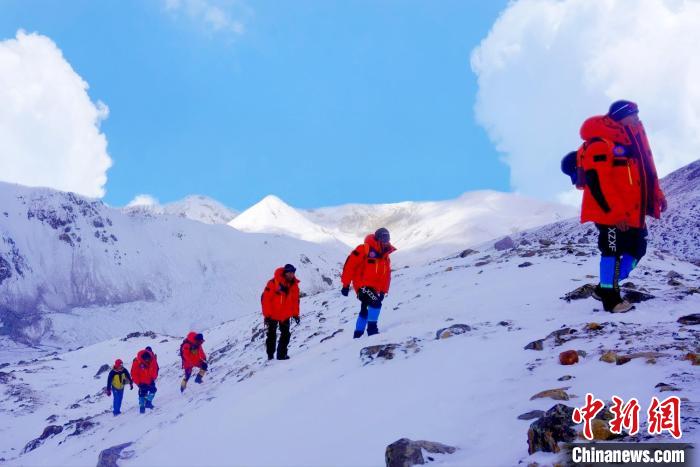 國家高山救援拉薩大隊(duì)隊(duì)員向海拔6010米洛堆峰進(jìn)發(fā)?！〖?攝