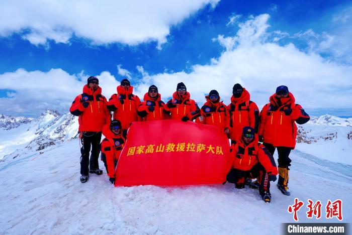 國家高山救援拉薩大隊(duì)隊(duì)員成功登頂海拔6010米洛堆峰后合影留念?！〖?攝
