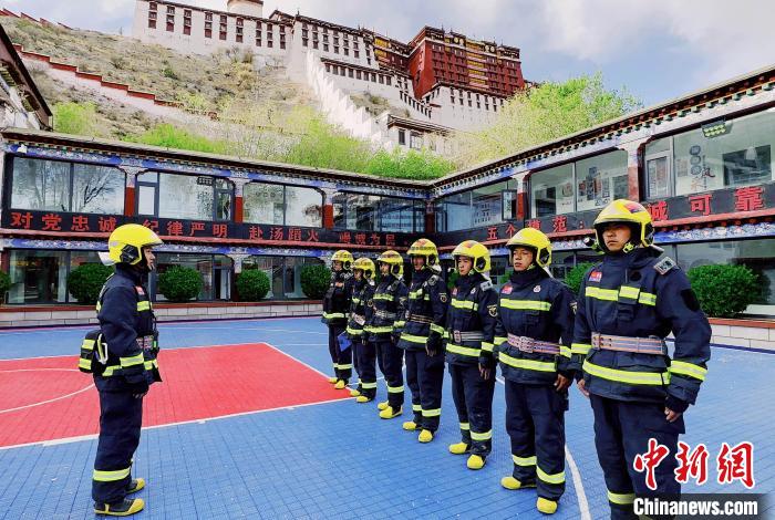 西藏布達(dá)拉宮消防救援大隊(duì)開(kāi)展消防安全應(yīng)急疏散演練
