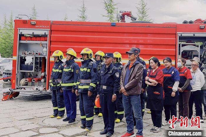 5月6日下午，布達(dá)拉宮消防救援大隊(duì)聯(lián)合布達(dá)拉宮廣場(chǎng)派出所組織轄區(qū)單位集中開(kāi)展消防應(yīng)急疏散演練?！㈣?攝