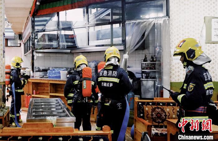 5月6日下午，布達(dá)拉宮消防救援大隊(duì)聯(lián)合布達(dá)拉宮廣場(chǎng)派出所組織轄區(qū)單位集中開(kāi)展消防應(yīng)急疏散演練?！㈣?攝