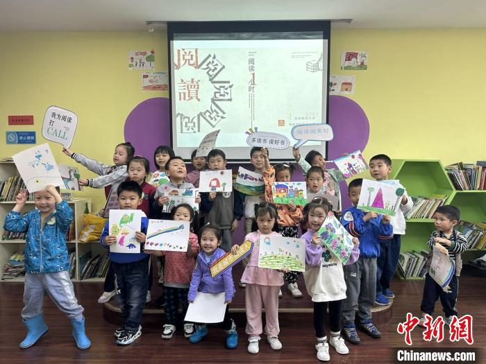 圖為22日，南昌百館聯(lián)動(dòng)邀請(qǐng)市民參與“閱讀1小時(shí)”讀書(shū)會(huì)及線下打卡活動(dòng)。　南昌市圖書(shū)館供圖