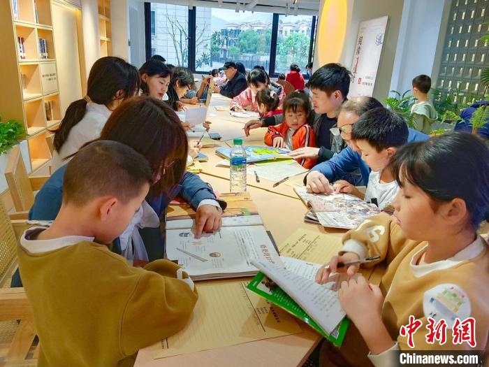 圖為22日，南昌百館聯(lián)動(dòng)邀請(qǐng)市民參與“閱讀1小時(shí)”讀書(shū)會(huì)及線下打卡活動(dòng)?！∧喜袌D書(shū)館供圖