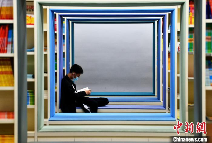 圖為市民在福州安泰新華書店閱讀?！埍?攝