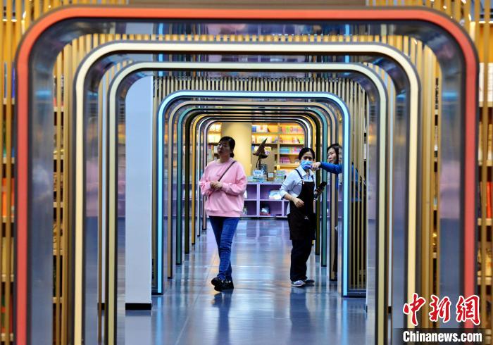 圖為市民在福州安泰新華書店購書?！埍?攝