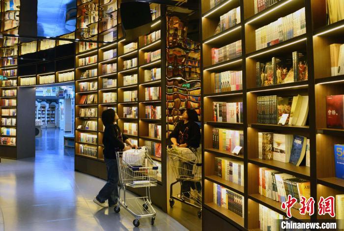 圖為市民在福州安泰新華書店購書。　張斌 攝